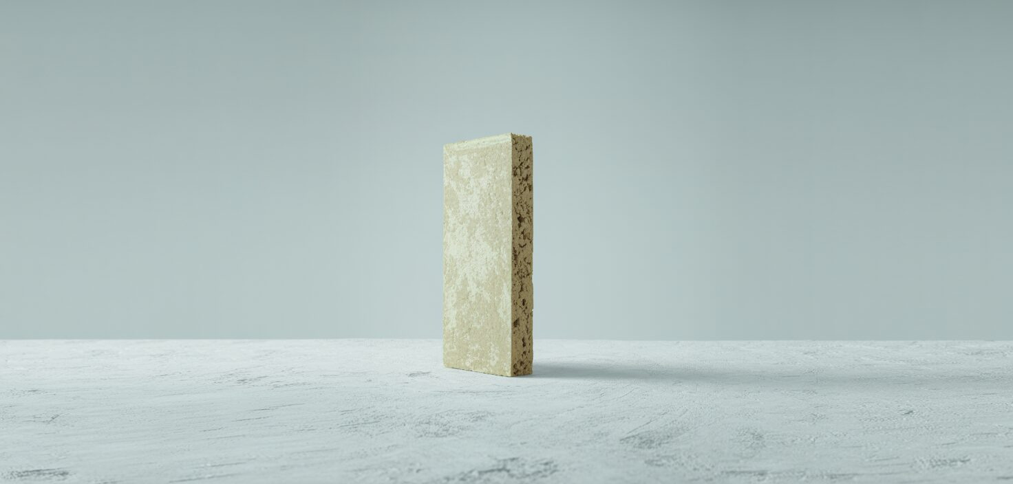 En fotorealistisk bild av en keramisk isoleringsskiva i en ljus och ren miljö, med fokus på dess struktur och egenskaper.
